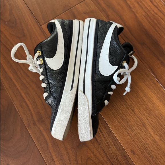 [Nike] Black/White Sneakers - Picture 3 of 5